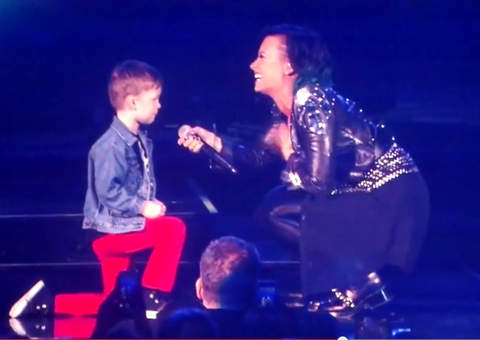 Demi Lovato é pedida em casamento por menino de 5 anos em show