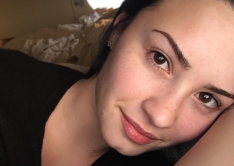 Demi Lovato passa mal e é internada com infecção pulmonar