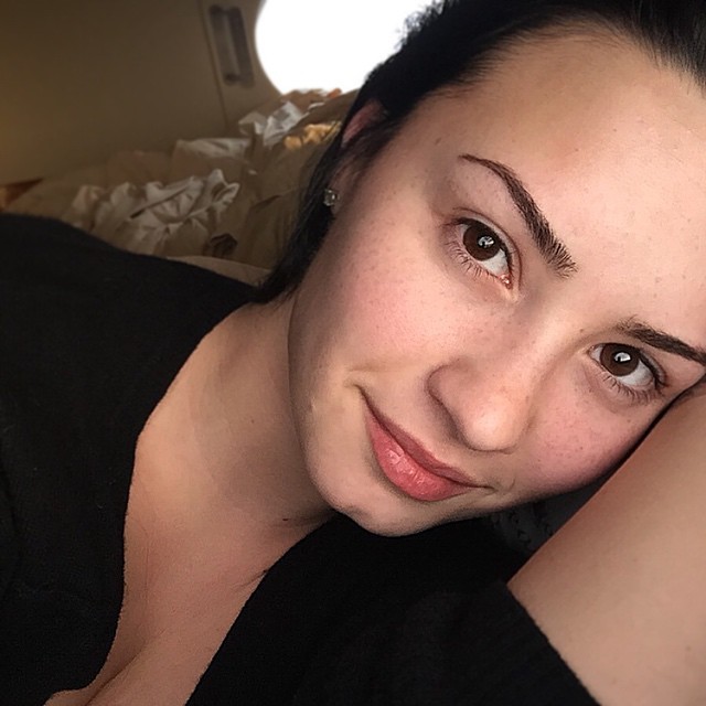 Demi Lovato passa mal e é internada com infecção pulmonar