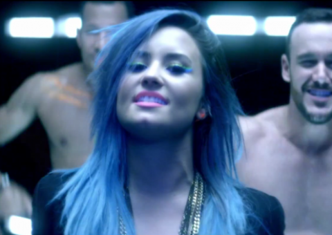 Demi Lovato lança clipe de "Neon Lights", vem ver