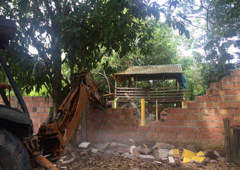 Construção em área de preservação é demolida 