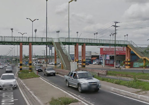 Mini van de carga atinge passarela na Torquato Tapajós