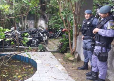 Muro desaba sobre carro e revela depósito de motos no Japiim