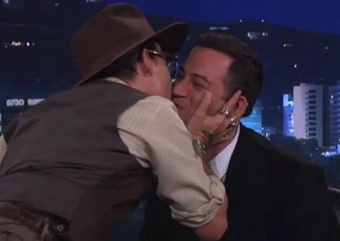 Johnny Depp beija apresentador na boca, veja