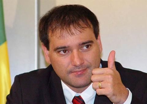 Manutenção de mandato de Donadon causa mal estar, mas é constitucional