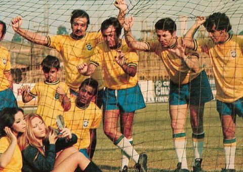 Foto histórica mostra Sílvio Santos e Erasmo Carlos em campo. Veja