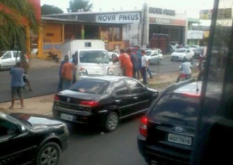 Carro se desgoverna e derruba poste na Max Teixeira