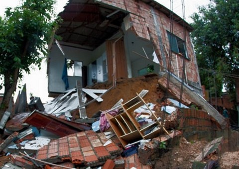 Casa desaba com 13 pessoas em Manaus