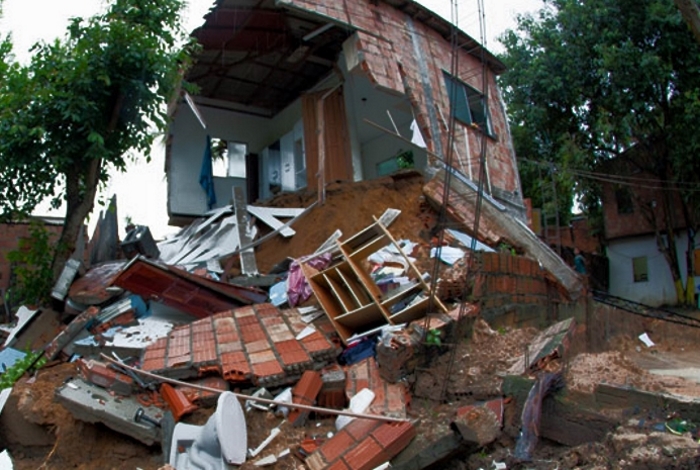 Casa desaba com 13 pessoas em Manaus