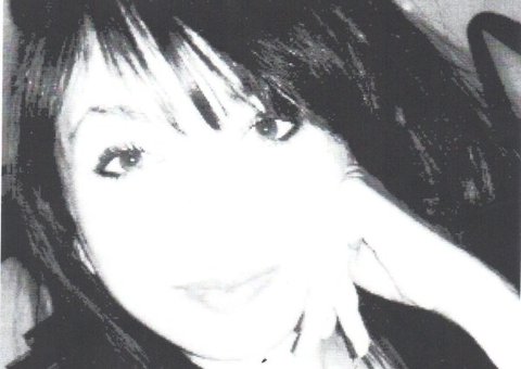 Jovem entra em carro preto e desaparece