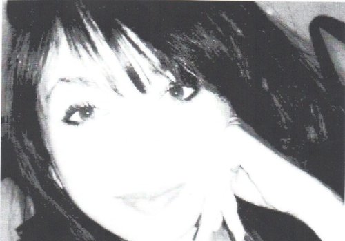 Jovem entra em carro preto e desaparece