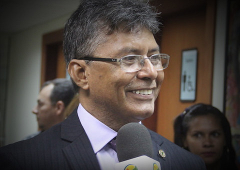 Deputado justifica atraso dizendo que avião não pousou por causa da 'neve' no Acre