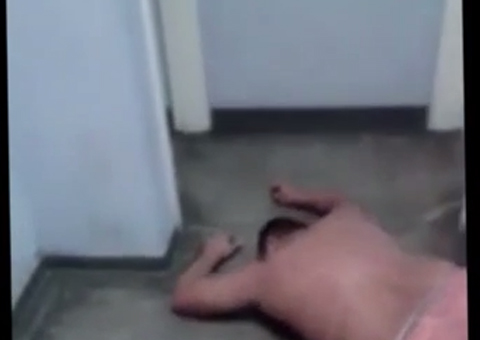 Homem nega ter 'triscado' em mulher enquanto esperneia no chão de delegacia