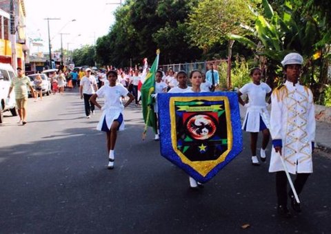 Desfiles cívicos levam mais de dois mil alunos às ruas