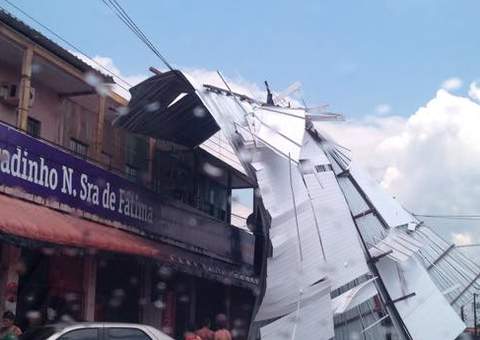 Telhado é arrancado com ventos fortes e fica preso em fios de alta tensão