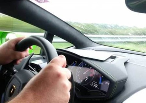  Mulher filma acidente com marido dirigindo carro de R$2 milhões a 336km/h 