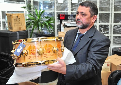 Instrumentos desviados de loja por clientes recuperados pela Polícia