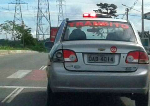 Carro de órgão do trânsito trafega com farol quebrado