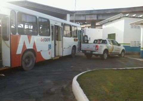 Choque de caminhão do Detran com ônibus deixa passageiros na rua
