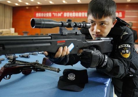 Policial fere cinco pessoas ao tentar explicar como funciona uma arma