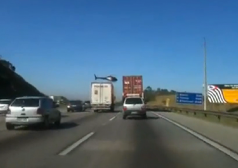 Gravação mostra policiais abatendo bandido em pleno voo