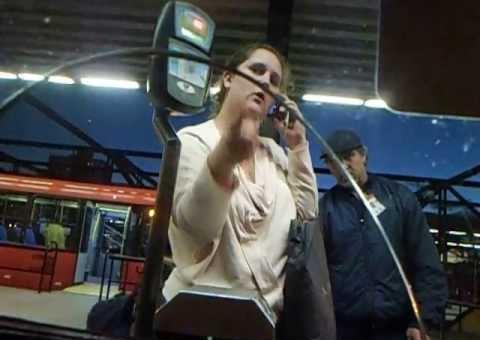 Passageira louca agride cobrador e ainda tenta se passar por vítima