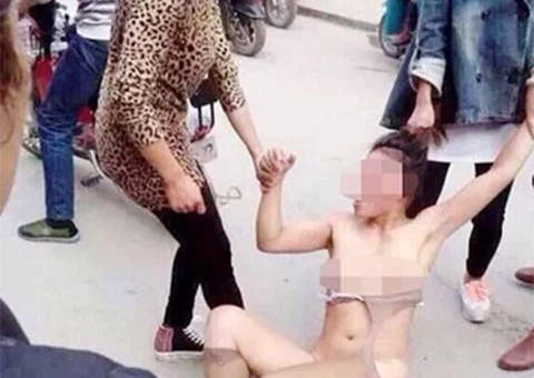 Amante é espancada e despida em público por mulher casada