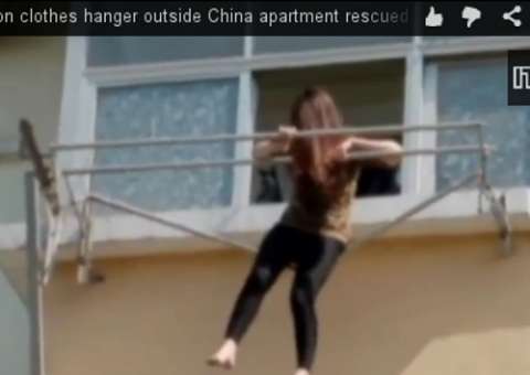  Mulher bêbada escapa da morte após ficar presa em barra de ferro no 4º andar de seu prédio