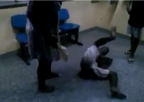Mãe revoltada da uma surra no filho dentro da delegacia