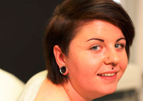 Garota tatua pênis no ombro durante bebedeira e se arrepende: "o que eu fiz?"