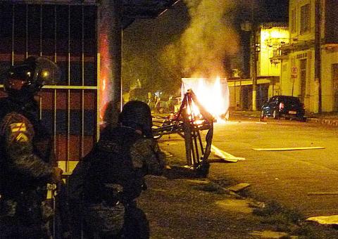 Cerca de 40 feridos em novo motim de presos em Manaus. Veja fotos