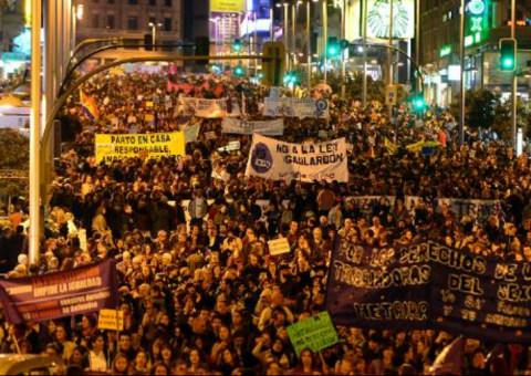 Direito ao aborto e igualdade no trabalho dominam atos pelas mulheres