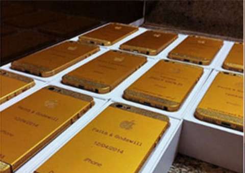 Convidados de casamento da filha do presidente da Nigéria ganham Iphone de ouro