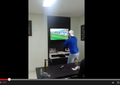 Torcedor quebra Tv durante os pênaltes de Brasil x Chile