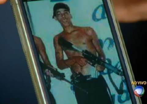 Record causa polêmica ao mostra foto de DG segurando uma metralhadora