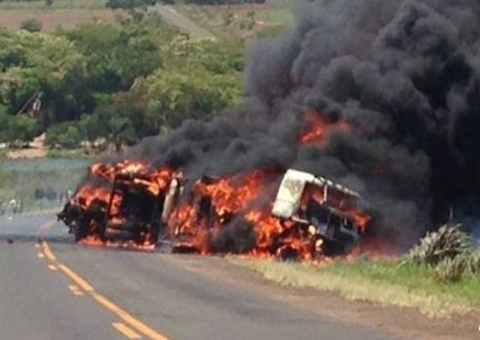 Colisão entre van e caminhão mata 11 pessoas carbonizadas