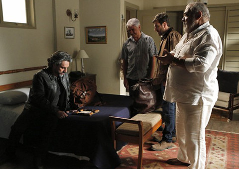 Império: José Alfredo se esconde em bar e leva surpresa na bagagem