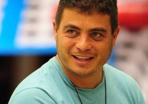 Ex-BBB garanhão é flagrado comprando viagra