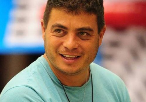 Ex-BBB garanhão é flagrado comprando viagra