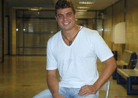 Ex-BBB Dhomini quebra cerâmicas em loja