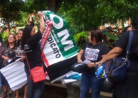 Professores fazem protesto no centro