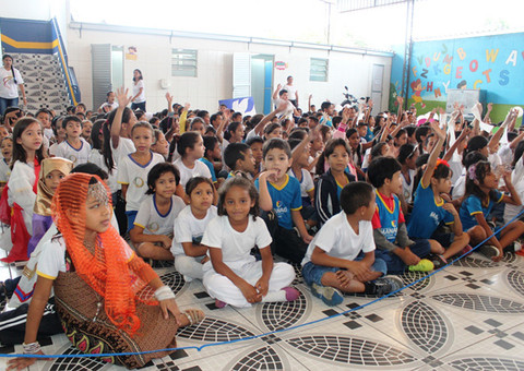 Mais de mil alunos participam de evento pela paz 