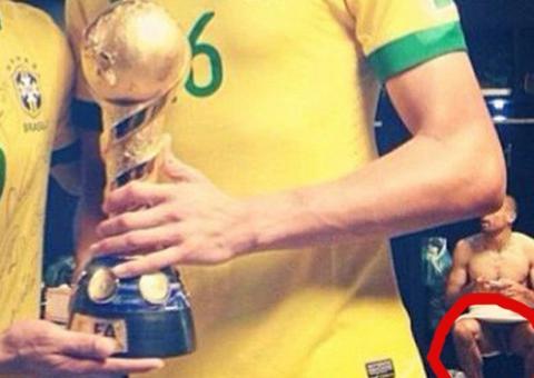 Distraído, goleiro da seleção brasileira deixa pênis à mostra em foto