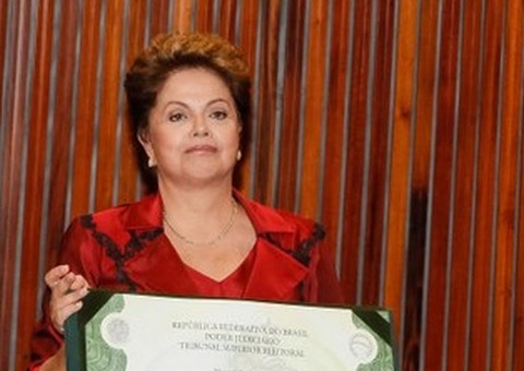 Presidente Dilma Rousseff pode anunciar ministros do PMDB nesta terça