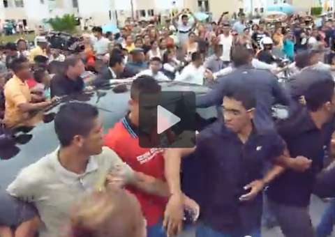 Polícia protege Dilma de manifestantes