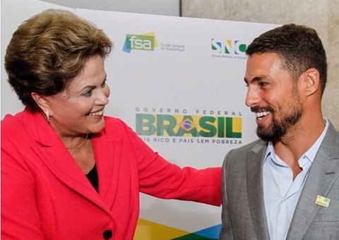 Dilma não resiste ao charme de Cauã Reymond e quebra protocolo