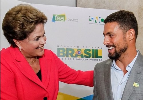 Dilma não resiste ao charme de Cauã Reymond e quebra protocolo