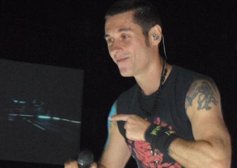 Veja o clipe "O Bem, O Mal e O Indiferente", do Capital Inicial