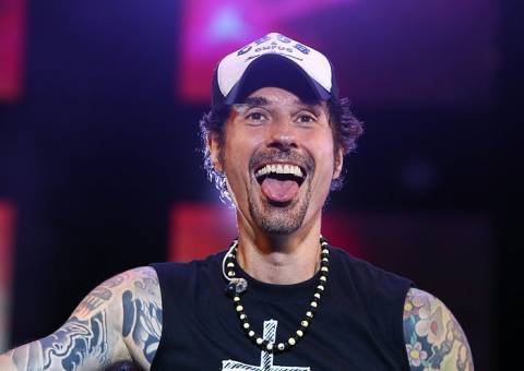 "Parei de beber e fumar maconha há um ano", diz Dinho Ouro Preto