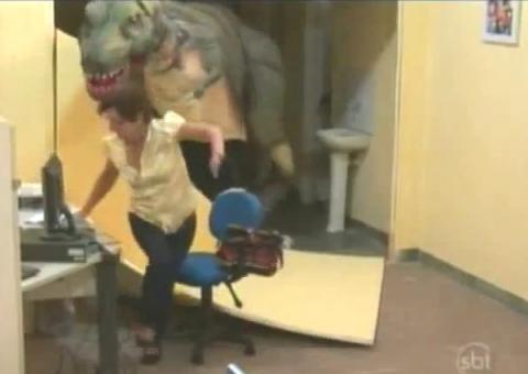 Dinossauro assusta vítimas da nova pegadinha de Silvio Santos